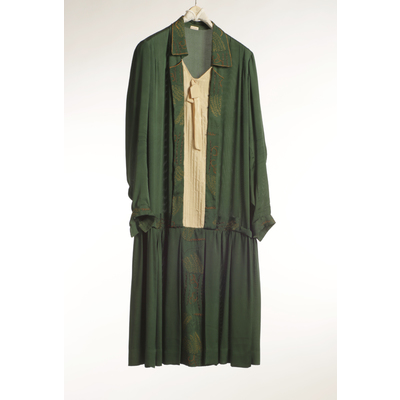 SLM 10634 1 - Grön klänning med broderier av Ingeborg Drake f. 1884