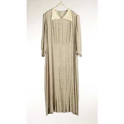 SLM 22776 - Grå klänning med vit krage, 1900-talets mitt