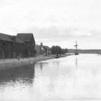 SLM R131-85-10 - Hamnen med magasin och gamla tullhuset, Nyköping, cirka 1900
