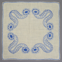 SLM 30426 - Duk av linne, broderad i blått, kedjesöm, inspirerad av motiv på bindmössor