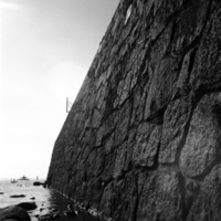 SLM R92-420-2 - En stenmur vid vattenlinjen vid kusten
