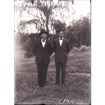 SLM X1914-78 - Två finklädda män i motljus