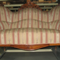 SLM 22466 - Klädd soffa i nyrokoko, från 1800-talets mitt
