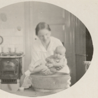 SLM P2013-799 - Helga Segerberg med sin nyfödda dotter Thorun, 1923
