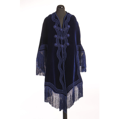 SLM 7718 - Schal av blå sammet, snörmakerier, dekorationsknappar och fransar