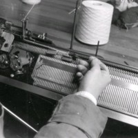 SLM R95-91-5 - Annie demonstrerar stickmaskinen