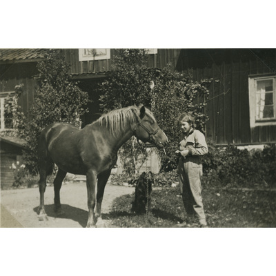 SLM P07-575 - Ragnhild Liljekvist med en häst vid Björktorp