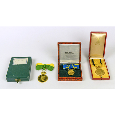 SLM 59308 1-6 - Tre förtjänstmedaljer tilldelade Agda Vikström (1893-1971), Benninge, Strängnäs