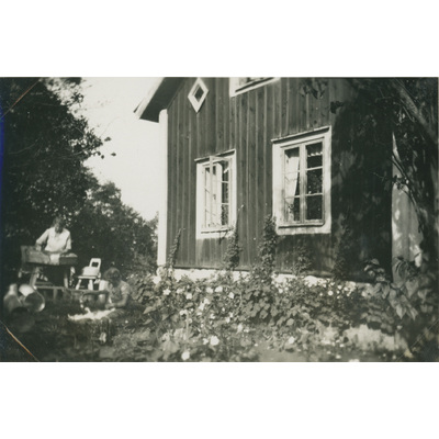 SLM P07-548 - Karin och Lisa Hall i trädgården vid Björktorp, 1928