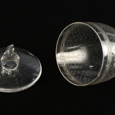 SLM 4333 - Slipat och etsat vinglas på fot, 1800-tal