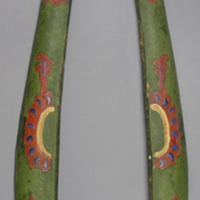 SLM 15493 1-2 - Lokor av trä, målade, skurna med hästhuvuden och rocaillemotiv