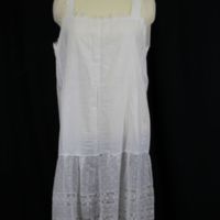 SLM 29718 - Underklänning av vitt bomullstyg dekorerad med spetsar