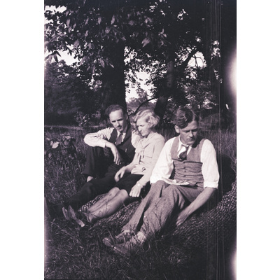 SLM X2022-0040 - Einar och Gertrud Höglund med en vän på en picknickfilt ute i naturen