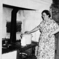 SLM RR159-98-5 - Ester Klasson i köket på Ullberg i Svärta 1950-tal