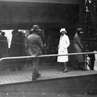 SLM P05-507 - Stockholmsutställningen 1930, Maj-Sofi Ahlstrand framför AGA-spisen