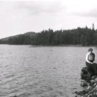 SLM M032707 - Kvinna vid sjön, Björkliden