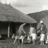 SLM FH1184 - Ringdans utanför hyddan, med geten, Etiopien 1935-1936