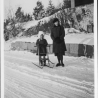 SLM P08-137 - Greta och Ingrid Julin vid Väsby, Hella, 1937