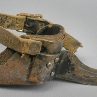 SLM 32121 - Spannmålskniv av järn med läderband från gården Stäket i Sorunda socken