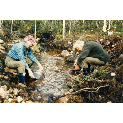 SLM HE-I-17 - Hille och Axel Edhager vaskar guld i Lannavaara, 1985