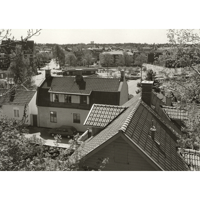 SLM SEM_BL-A9401-2 - Utsikt från Kvarnbacken mot Västervikstorget i Strängnäs