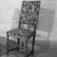 SLM 401 1-2 - Två stolar, barock, från Stadsfullmäktige i Nyköping