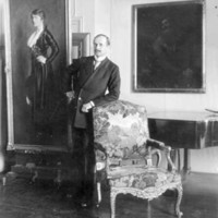 SLM M033178 - Konsul Birger Wessén, Hilda Östermans bror, bredvid ett porträtt av Hilda