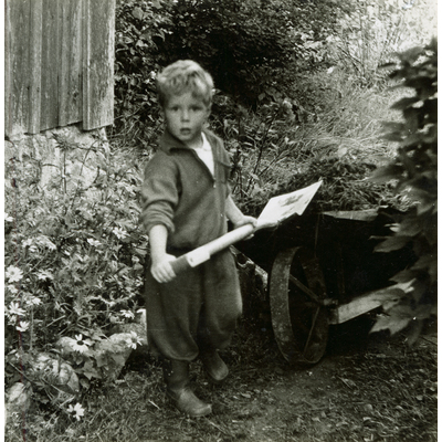SLM P2018-0852 - Claes hjälper till med trädgårdsarbete ca 1957