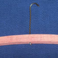 SLM 31932 24 - Galge till dockkläder, av rosa laserat trä med metallhängare, 1950-tal