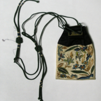 SLM 7981 - Bältepåse av vitt siden med broderat motiv av silke och guldtråd, kinesiskt