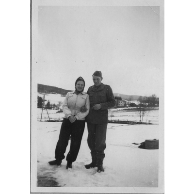 SLM P2021-0323 - Ingrid och Linus Lindberg i Värmland, från krigsåret 1943