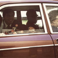 SLM P12-607 - Brudparet med föräldrarna i bilen