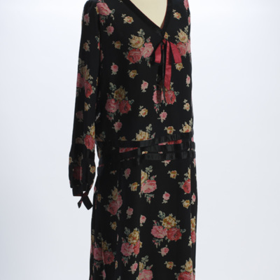 SLM 11346 - Tvådelad klänning, svart med rosa och gula rosor, har burits av Elsa Egnell f. 1886