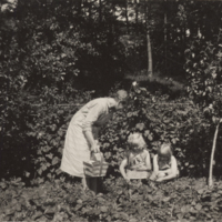 SLM P2013-801 - Helga, Ingrid och Thorun Segerberg omkring 1930