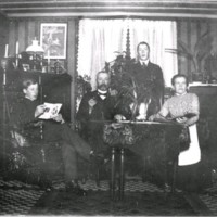 SLM M032832 - Hemmiljö med familj, Husby-Oppunda socken 1914