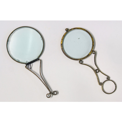 SLM 13958 - Två glasögon, enkellorgnetter (monokler), med handtag, 1800-tal