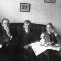 SLM P07-1288 - Tre unga män, två med cigarett, Folke och Mauritz Ahlstrand till höger