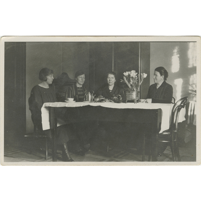 SLM P2022-0605 - Fyra kvinnor fikar vid dukat bord