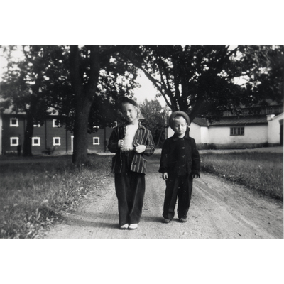 SLM R998-92-6 - Cristina och Karin Bergqvist ca 1954
