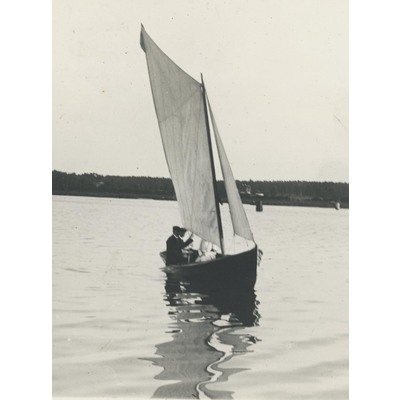 SLM P09-1483 - Tre personer i liten segelbåt