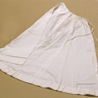 SLM 11214 6 - Underkjol av vit bomullslärft, dragsko med knytband i midjan
