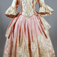 SLM 8970 - Brudklänning av rosa siden med silverbroderier från 1774