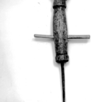 SLM 1381 - Bukskinnsborr, skuren för hand, från Floda socken