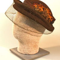 SLM 10292 - Filthatt med flor och sidenband, dekorerad med fasanfjädrar och hattnålar