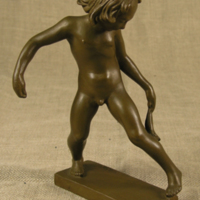 SLM 28119 - Skulptur, pojke med trasa, märkt: 