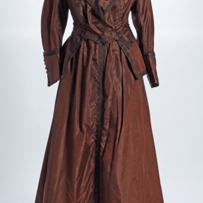SLM 12367 1-2 - Tvådelad klänning av brunt siden, ca 1915