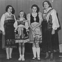 SLM P08-467 - Två vuxna kvinnor och två flickor i folkdräkt, längst till vänster Henny Eklund