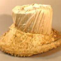 SLM 10294 - Hattbrätte av skinnimitation, 1900-talets mitt