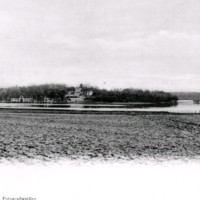 SLM M034455 - Åkermark framför sjön vid Södertuna slott.