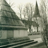 SLM A25-36 - Hallwyls grav, vid Västerljungs kyrka.